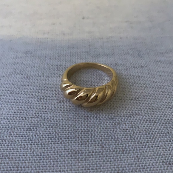 Croissant Shaped Gold Ring - Picture 4 of 5